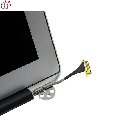 O Macbook Air de prata indica o conjunto A1466 MD760 MJVE2 MQD32